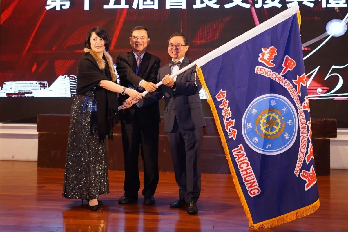 The Best新視野 校友結合 合作共力 從進入逢甲到終身逢甲人的榮耀 一棒接一棒傳承